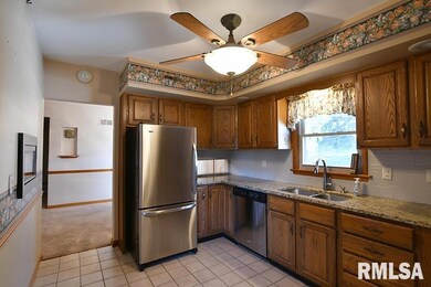1902 W 37th St, Davenport, IA 52806 - photo 6