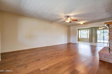 004_Living Room