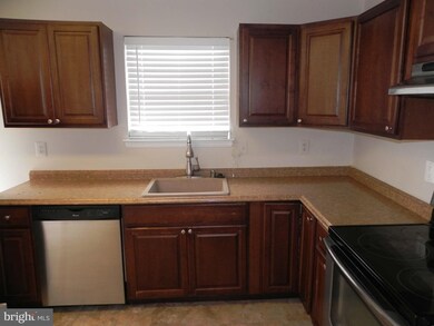5609 Larson Ct unit 13, Capitol Heights, MD 20743 - photo 2