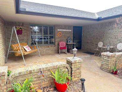 2018 Woodrock Dr, Duncan, OK 73533 - photo 2