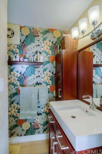 Studio bathroom, 3/4 