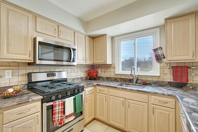 43 Concord Cir Howell NJ 07731-large-026