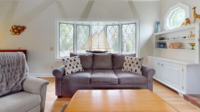 Daisy-Lane-2-Yarmouth-Living-Room 1
