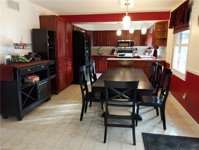 Beautiful Kitchen with pantry, newer microwave, st