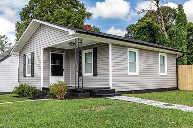 527 N Tipton Place, Reidsville, NC 27320 - photo 2