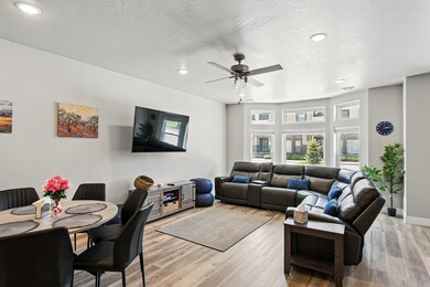 899 S Lincoln Ave #3-16