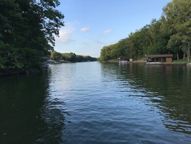 8876 E Chinquapin Ave, Summit Township, IL 62401 - photo 4