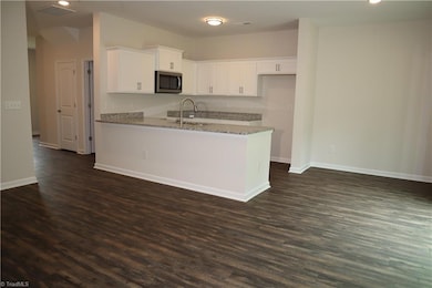 Kitchen & Breakfast Area