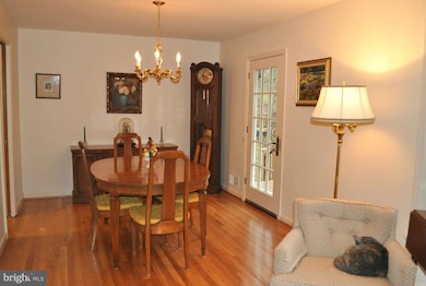 9114 Hamilton Dr, Fairfax, VA 22031 - photo 4