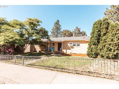 705 E 17th St, the Dalles, OR 97058 - photo 2