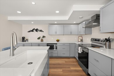 Love the farmhouse kitchen sink!