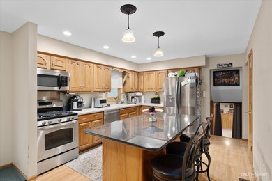 11S442 Walter Ln, Naperville, IL 60564 - photo 4