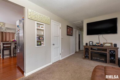 2011 Ridgeview Dr, Davenport, IA 52806 - photo 5