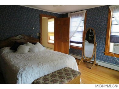 MSTR BDRM,BATH & WALKIN CLOSET