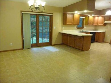 Kitchen HUGE KITCHEN, TILED FLOOR, SLIDING GLASS D
