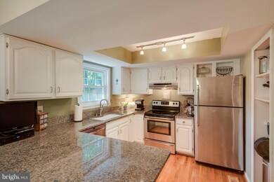 9589 Lindenbrook St, Fairfax, VA 22031 - photo 3