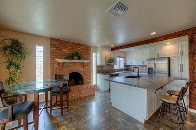 006_Casual Dining and Kitchen