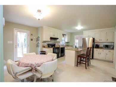 Kitchen and Eat-in area