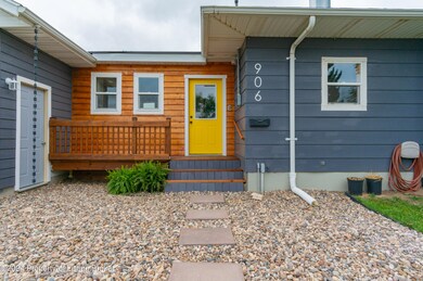 906 2nd Ave E, New England