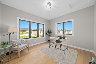 2002 S Meadowview Cir, Sioux Falls, SD 57110 - photo 3