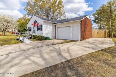 704 Henderson Dr, Jacksonville, NC 28540 - photo 3