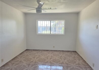 575 S Royal Crest Cir unit 26, Las Vegas, NV 89169 - photo 5