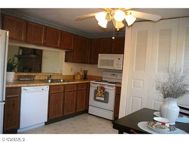 Kitchen - Newer Appliances,Eat In Kitchen,Sparklin
