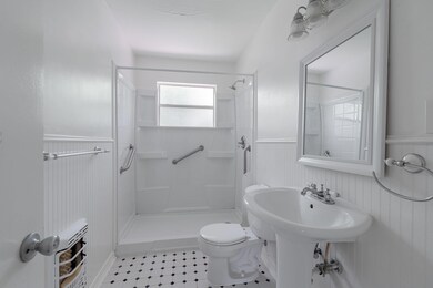 511 Jones St - Bathroom