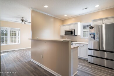 Kitchen w/ HighBar Seating