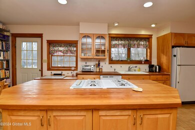 953 Douglas Ct, Schenectady, NY 12309 - photo 5