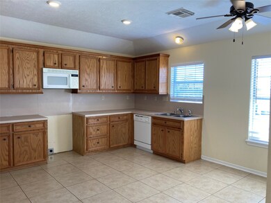 4765 Heathrow Ln, Alvin, TX 77511 - photo 6