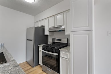 Kitchen with appliances with stainless steel fini