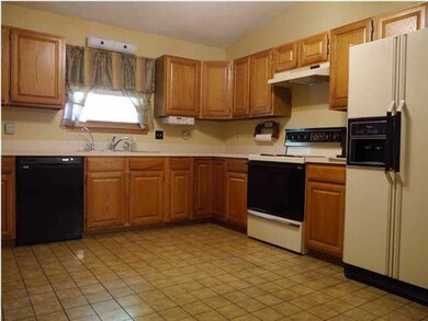 Huge Kitchen with So Much Storage - Plus all Appli