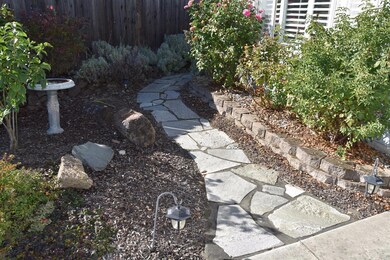 1039 Iris Cir, Central Point, OR 97502 - photo 2