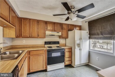 19120 Willow Spring Dr, Germantown, MD 20874 - photo 4