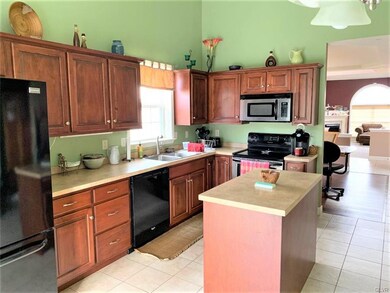 Great Kitchen ~ center Island ~ Ceramic Tile floor