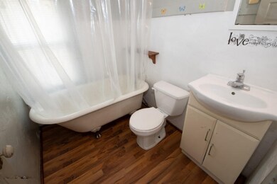 528 Cedar St Niles Bathroom 2