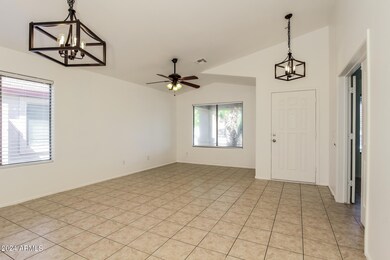 025-photo-dining-room-13623878