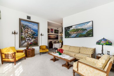 Living Room - Vaulted Ceiling