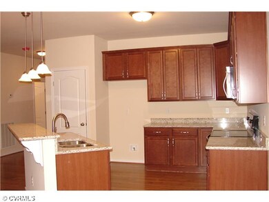 Kitchen - Beautiful cabinets w/granite counters an