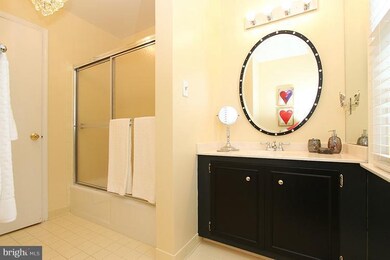 9208 Sprinklewood Ln, Potomac, MD 20854 - photo 4