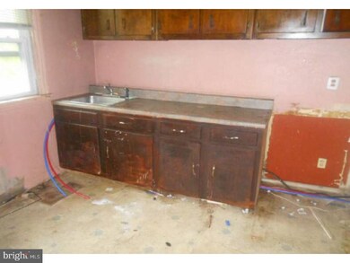 411 Pfeiffer St, Camden, NJ 08105 - photo 6