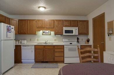 1418 Aspen Dr unit 1418, Waterloo, IA 50701 - photo 2