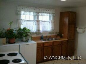 Spacious Country Kitchen