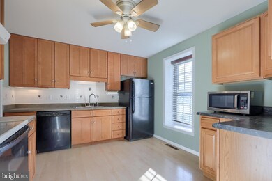 953 E Maple St, Palmyra, PA 17078 - photo 2