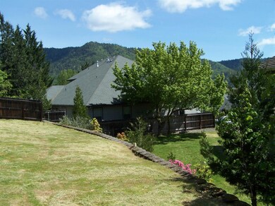 2207 NW Oxford Cir, Grants Pass, OR 97526 - photo 2