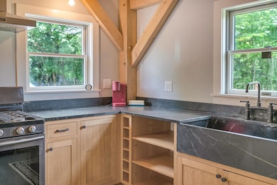 8126 Pomfret Rd, Pomfret, VT 05053 - photo 5