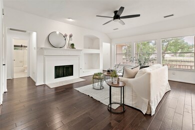 99 S Wynn Oak Cir, the Woodlands, TX 77382 - photo 4