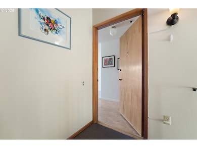 11490 SW Crown Dr unit 4, Portland, OR 97224 - photo 4