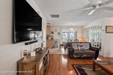 photos_high_resolution_006_Entrance_View